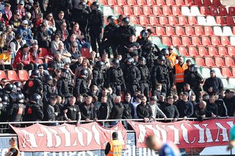 Nach Schlägerei mit Cottbuser Hooligans: Welche Fans des FSV Zwickau bilden den „A-Block“? - Polizisten setzten nach dem Spiel gegen Energie Cottbus Vertreter der FSV-Fangruppierung „A-Block“ im Stadion fest. Sie sollen an einer Prügelei unter Hooligans beteiligt gewesen sein.