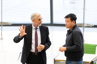 Nach Schlag eines Polizisten: Innenminister Schuster spricht mit verletztem Linken-Politiker Nguyen - Innenminister Armin Schuster (CDU, l.) spricht am Mittwoch nach der Sitzung des Landtages mit Nam Duy Nguyen. Der Abgeordnete der Linken war bei einer Demo gegen die AfD in Riesa verletzt worden.
