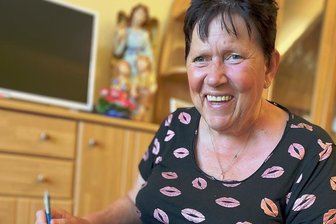 Nach Schlaganfall: Wie eine App bei der Sprachtherapie helfen soll - Nach einem Schlaganfall hat sich Bärbel Horn zurück ins Leben gekämpft. Mit der Therapie-App der Plauener Studienakademie hat sie fleißig geübt.