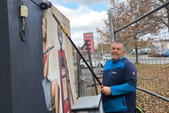Nach Schließung von Kaufland-Tankstelle in Plauen: Jetzt tut sich etwas auf dem Gelände - Betriebshandwerker Jan Kanzler ließ das Graffiti mit Wiedererkennungseffekt verschwinden.