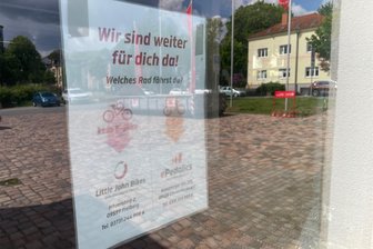 Nach Schließung von Little-John-Bikes auf dem Kaßberg: Garantieleistungen nur für E-Bikes in Chemnitz - Über Service-Fragen informiert Little-John-Bikes in der geschlossenen Filiale an der Ahornstraße mit einem Plakat.