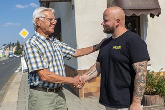 Nach Schmuckdiebstahl im Vogtland: Gericht verurteilt in Ellefeld geschnappten Dieb zu Haftstrafe - Juwelier Gottfried Knoll (links) und sein Retter Daniel Setzer waren am Dienstag als Zeugen vor dem Amtsgericht Zwickau zu hören. Für seine Tat der Zivilcourage wurde Setzer von der Gemeinde Ellefeld mit einem Preis geehrt.