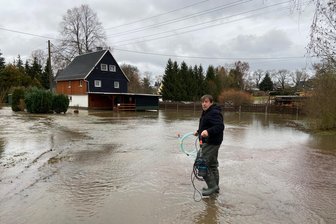 Nach Schneesturm und Starkregen: Sachsen kämpft an Heiligabend gegen Überschwemmungen - Das Haus von Ingolf Lindner liegt am Pleißenbach an der Limbacher Straße. Nun ist dieser über die Ufer getreten.