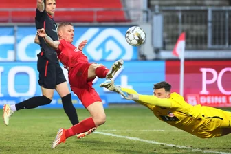 Nach schnellem Schockmoment: FSV Zwickau gewinnt Spektakel gegen Erfurt - Marc-Philipp Zimmermann (vorn) und Erfurt-Keeper Lorenz Otto mit einer Flugeinlage im Kampf um den Ball.