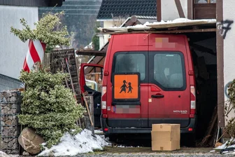 Nach Schulbus-Unfall in Kirchberg: Warum der Hausbesitzer dankbar ist - Dieses Auto gehört hier nicht hin: Der Schulbus, der am Mittwoch in einen Carport an der Wiesener Straße in Kirchberg krachte.