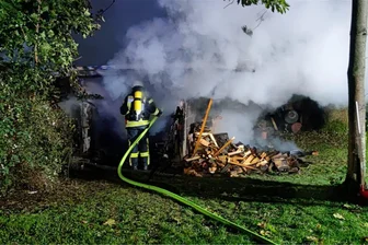 Nach Schuppenbrand in Hainichen: Polizei geht von Brandstiftung aus - In Hainichen brannte jetzt ein Schuppen komplett nieder.