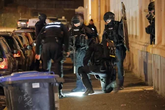 Nach Schussgeräuschen: Polizei-Einsatz auf dem Chemnitzer Sonneberg - Schwer bewaffnete Bereitschaftspolizisten kamen am Donnerstagabend auf der Zietenstraße zum Einsatz.