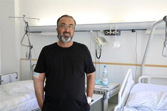 Nach Schussverletzung: Leidensweg nach acht Jahren in Freiberg beendet - Der gebürtige Syrer Kasem Al Haj Ali kann seinen rechten Ellenbogen nach einem Eingriff am Kreiskrankenhaus Freiberg wieder normal bewegen. Das Gelenk war ihm 2014 in seinem Heimatland durch eine Munitionskugel zerstört worden.