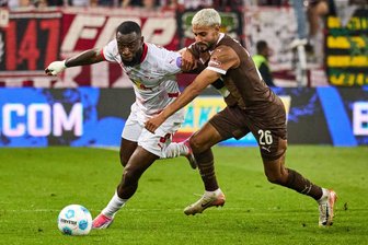 Nach schwachem Auftritt gegen St. Pauli: RB Leipzig auf der Suche nach Raum und Gefahr - Lutsharel Geertuida im Zweikampf mit Elias Saad (rechts).