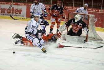 Nach schwerem Autounfall in Crimmitschau: Ex-Eispiraten-Keeper bekommt Chance bei DEL-Team - Ilya Andryukhov stand in 14 Partien im Eispiraten-Tor.