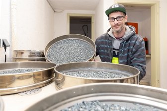 Nach schwerem Bergwerksunfall in Pöhla: Erzgebirger lässt sich von vierfachem Schädelbruch nicht unterkriegen - Er kann wieder lachen. Und er ist dem Bergbau treu geblieben, obwohl der ihn fast das Leben gekostet hätte: Alfons Opitz aus Lengefeld. Im Sommer vor sechs Jahren hatte er sich bei einem Unfall unter Tage in Pöhla schwerste Kopfverletzungen zugezogen. Jetzt arbeitet er bei Geomin in Hammerunterwiesenthal als Laborleiter.