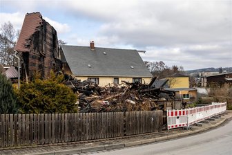 Nach schwerem Brand im Erzgebirge: Spendenkonto knackt die 100.000-Euro-Marke - Von dem Haus, das am Mittwoch kurz vor Mitternacht in Brand geraten war, steht nur eine Wand, der Rest ist Schutt und Asche.