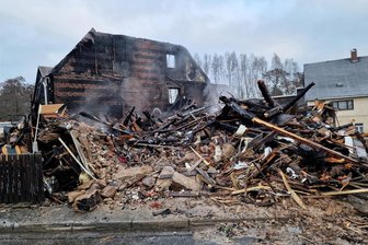 Nach schwerem Brand in Zschorlau: Erzgebirgerin ruft Spendenaktion ins Leben - Nur noch Schutt und Asche ist das Haus, das am Mittwoch kurz vor Mitternacht in Zschorlau gebrannt hat.