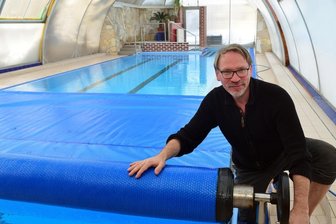 Nach schwerem Start in Corona-Zeiten: Schwimmschule Hoffmann taucht auf - Lutz Hoffmann in seiner Schwimmschule in Sachsenburg. Am heutigen Montag geht der Betrieb wieder los. Es gibt auch einige neue Angebote.