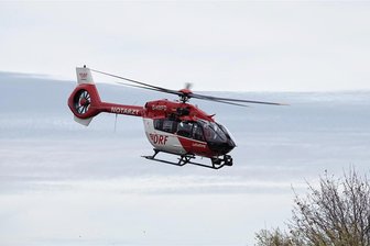 Nach schwerem Unfall auf A 4 bei Siebenlehn: Spendenaufruf läuft - Ein Rettungshubschrauber kam nach dem schweren Unfall am Donnerstag auf der A 4 bei Siebenlehn zum Einsatz.