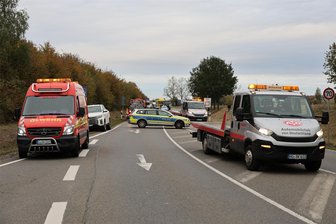 Nach schwerem Unfall auf Autobahnzubringer Aue: Polizei macht Angaben zum Unfallhergang - Ein Unfall hat sich am Montag auf dem viel befahrenen Auer Autobahnzubringer ereignet. Feuerwehr und Polizei sind im Einsatz.