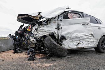 Nach schwerem Unfall auf der Westtrasse: Polizei sucht jetzt nach Lkw-Fahrer - Kein schöner Anblick: Dem Einsatzleiter der Feuerwehr Neukirchen zufolge konnten sich die Unfallbeteiligten selbst aus den beiden Fahrzeugen befreien, sie mussten nicht herausgeschnitten werden.