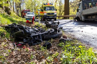 Nach schwerem Unfall: Straße zwischen Mulda und Lichtenberg wieder frei - Der Aufprall war so heftig, dass beim Transporter die Vorderachse herausgerissen wurde.