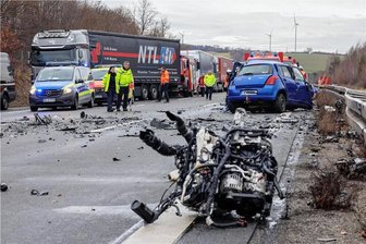 Nach schweren Unfällen im Landkreis Zwickau: Wenn Helfer selbst Hilfe brauchen - Ein Trümmerfeld über drei Fahrspuren, zwei Tote nach einer Geisterfahrt auf der A4 bei Meerane: Zahlreiche Ersthelfer waren da im Einsatz.