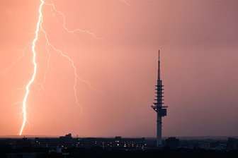 Nach schweren Unwettern im Vogtland: Wurde Handy-Warnung versäumt? - Wo sich Blitze so heftig entladen, besteht stets auch Unwettergefahr. Cell Broadcast - eine Mitteilung auf das Handy aller Nutzer innerhalb bestimmter Mobilfunkzellen - kann vor diesen und anderen Gefahren warnen, wurde aber im Vogtland nicht eingesetzt. Unser Bild zeigt den Fernmeldeturm Telemax in Hannover.