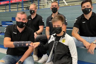 Nach schwerer Corona-Erkrankung: EHV-Trainer wirbt in Lößnitz fürs Impfen - Der EHV Aue hatte in der Erzgebirgshalle eine Impfaktion gemeinsam mit dem DRK organisiert, zu der auch der Ende 2020 schwer an Corona erkrankte Trainer Stephan Swat (v. l.) und drei Spieler seines Teams kamen. Der 13-jährige Chris Unger aus Bad Schlema (v. r.) ließ sich impfen, um für Schule und Sport gerüstet zu sein. 