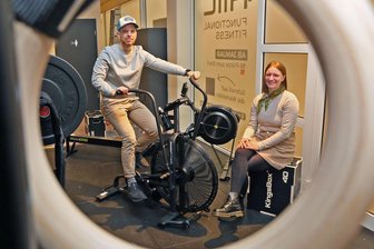 Nach schwerer Diagnose in der Familie: Rückkehrerin Theresa Rudin gründet mit Ehemann ein Fitnessstudio in Werdau - Ein Herzensprojekt mit Geschichte: Theresa und Dominic Rudin wissen, wie lebensverändernd Bewegung sein kann. Das hat ein Krankheitsfall in der Familie eindringlich gezeigt.