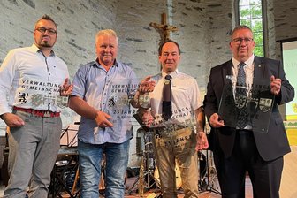 Nach schwerer Geburt zusammengerauft: Silberhochzeit zu viert in Triebels Wehrkirche - Die Bürgermeister Christian Klemet, Stephan Meinel und Udo Seeger sowie OB Mario Horn (von links) mit neuen Tafeln aus Sicherheitsglas für die Gemeindeämter und das Rathaus.
