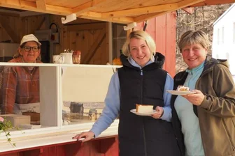 Nach schwerer Verletzung: Empanada-Chefin öffnet ihr Kaffee-Häuschen in Hennersdorf wieder: Das sagen Gäste - Perfektes Wetter und gute Stimmung: Susie Benz, Susi und Ute Nötzel (v.l.) am Empanada-Kaffee-Häuschen. Susi Nötzel spazierte mit ihrer Mutter Ute aus Augustusburg zum Treff: „Ein richtig feiner Samstagnachmittag", sagten sie.
