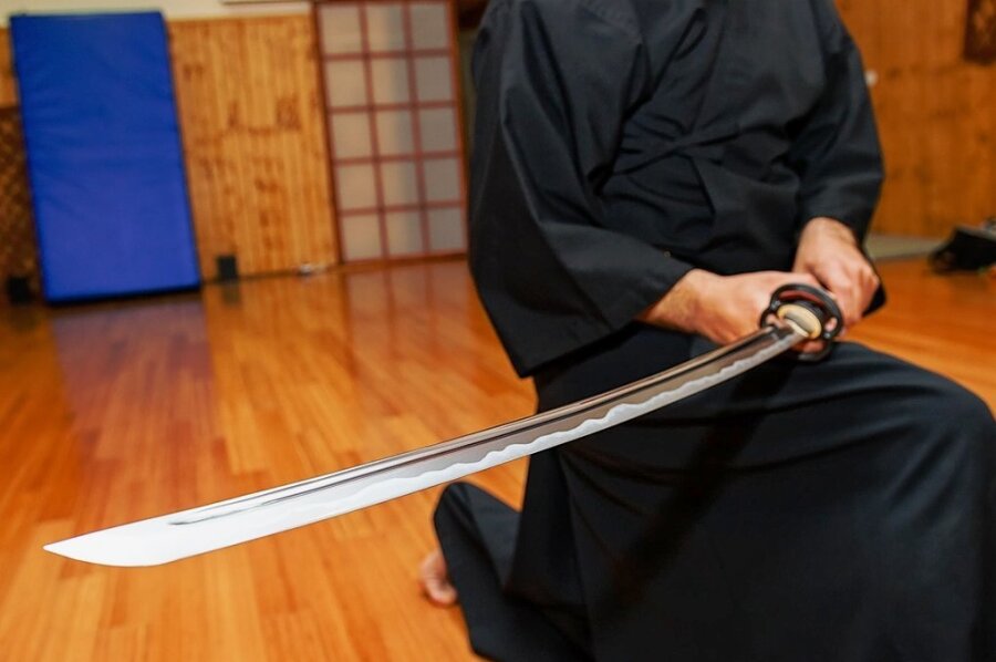 Nach Schwertangriff in Zwickau - Was es mit der Waffe auf sich hat - Das Langschwert Katana wurde ab Ende des 15. Jahrhunderts traditionell von japanischen Samurai verwendet. Die Herstellung eines handgeschmiedeten Schwerts dauert mehrere Tage bis Wochen. 