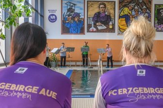 Bläser der Erzgebirgischen Philharmonie haben am Donnerstag ein Konzert in der Schwimmhalle Aue gegeben. Sie spielten das Werk "Bilder einer Ausstellung" von Modest Mussorgski.
