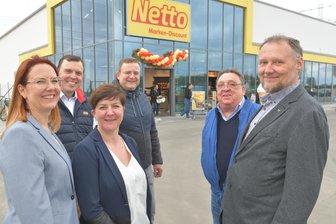 Nach sechs Jahren: Halsbrücke hat endlich einen neuen Lebensmittelmarkt - Gemeinde, Investoren und Netto-Entwickler bei der Eröffnung des Netto-Markts im „Schwarze Kiefer“-Gewerbepark.