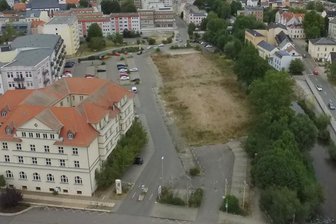 Nach sechs Monaten Stillstand: Neuer Investor beauftragt Bautzener Firma mit Bau des Edeka-Centers in Crimmitschau - Blick auf das Filetstück in der Innenstadt nahe dem sanierten Schocken-Kaufhaus und dem Rathaus: Mit den in Kürze angekündigten Tief- und den zeitversetzten Hochbauarbeiten soll auch der Parkplatz gesperrt werden. Mit dem Bau des neuen Edeka-Centers wurde das Unternehmen Hentschke mit Sitz in Bautzen beauftragt.