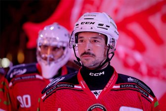 Nach Sechs-Punkte-Wochenende für die Eispiraten: Welcher Trumpf sticht und welche Sorgen es bei den Förderlizenzspielern gibt - Verteidiger Felix Thomas hat am Wochenende erstmal mit einem Halsschutz gespielt.