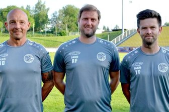 Nach sechs Spielen ohne Sieg: Trainerteam spricht Klartext - Sie mussten nach der 2:3-Niederlage beim FC An der Fahner Höhe und damit dem sechsten sieglosen Spiel in Folge unter der Woche Klartext mit der Mannschaft reden (von links): Torwarttrainer Ronny Diersch, Cheftrainer Robert Fischer und Co-Trainer Tommy Färber.