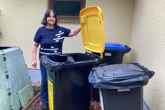 Nach sechs Wochen und vier Anläufen: Zwickauerin bekommt endlich neue Gelbe Tonne - Angelika Jubelt mit neuer, jetzt sogar doppelt so großer Tonne mit dem entscheidenden gelben Deckel.