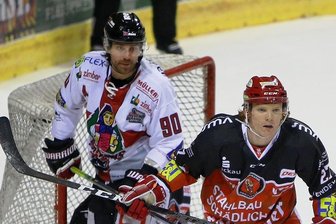 Nach sechsmonatiger Pause: Eispiraten-Verteidiger Kelly Summers ist bereit für Comeback - Verteidiger Kelly Summers (rechts) ist bereit für sein Comeback bei den Eispiraten Crimmitschau. Das Foto entstand in der Vorsaison im Heimspiel gegen den EHC Freiburg. 