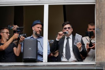 Nach Sellner-Auftritt im Rathaus Chemnitz: Stadt prüft rechtliche Schritte - Wird Martin Sellners (rechts) Auftritt in Chemnitz ein juristisches Nachspiel haben?