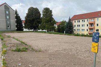 Nach Seniorenwohnanlage kommt Tagespflege - Auf dem Grundstück des abgerissenen Wohnblocks Händelstraße 3, 3a und 3b in Frankenberg entsteht eine Parkplatzanlage.