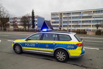Nach Serie von Bombendrohungen gegen Schulen im Erzgebirge: Polizei hat ersten Tatverdächtigen - Die Einsatzkräfte der Polizei riegelten am 6. Februar den Bereich vor dem Brecht-Gymnasium in Schwarzenberg an der Eibenstocker Straße ab. Evakuiert wurde auch die benachbarte Grundschule (links).