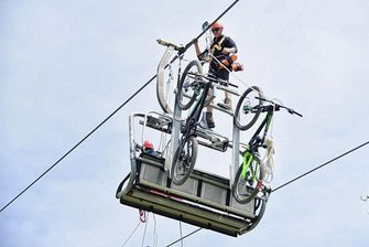 Nach Sessellift-Panne in Schöneck: Wie geht es jetzt weiter? - Nach der Rettungsaktion von 33 Personen aus dem Sessellift in der Bikewelt Schöneck konnten am Montag auch die Fahrräder abmontiert werden.