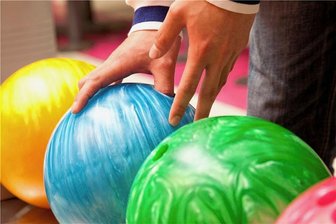 Nach sieben Jahren ist Schluss: Was wird aus dem Bowlingcenter in Rochlitz? - Bowling spielen, wie hier im Symbolbild, ist auch in Rochlitz möglich - zumindest noch.
