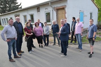 Nach sieben Jahren lässt sich in Erzgebirgsort wieder ein Arzt nieder - Der Gemeinderat um Bürgermeister Matthias Anton (l.) bei einer Vor-Ort-Begehung am ehemaligen Sportlerheim – vorn in der Mitte Branko Stojanovski, Facharzt für Innere Medizin. Er wird dort bald praktizieren.