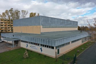 Nach sieben Jahren Streit: Zwickau sagt noch einmal Ja zum Neubau einer Ballsporthalle - Wird es dieses Mal ernst? - Die Ballsporthalle in Neuplanitz muss saniert werden. Jetzt soll zunächst ein Neubau entstehen, der neben dem BSV Sachsen Zwickau auch vom Breitensport genutzt werden soll.