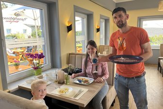 Nach Siedlerheim-Aus in Lichtenau: Griechisches Restaurant „Mythos“ eröffnet - Ervis Marku betreibt mit seiner Familie das griechische Restaurant „Mythos" im ehemaligen Siedlerheim in Auerswalde. Zu Gast ist zur Eröffnung Janine Boyde mit Elian.