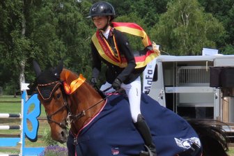 Nach Sieg beim Preis der Besten: Neumarker Vielseitigkeitsreiterin ist Deutsche Meisterin der Jugend und feiert ihren Triumph auf Tiktok - Pita Schmid und ihre Stute Favorita V triumphierten bei der Deutschen Jugendmeisterschaft in Luhmühlen.