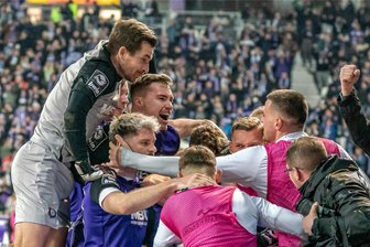 Nach Sieg im Sachsenderby: Erzgebirge Aue will beim Spitzenreiter Regensburg den nächsten Erfolg feiern - Dürfen die Veilchen am Samstag auch in Regensburg mit den Fans feiern? Etwa 1500 Anhänger der Veilchen werden die Dotchev-Elf im Duell mit dem Tabellenführer unterstützen.