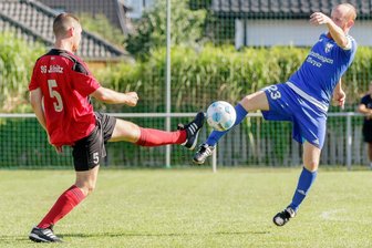 Nach Sieg im Spitzenspiel: SSV Bad Brambach kann sich vorerst ein wenig absetzen - Bad Brambachs Kapitän Philipp Zimmermann (rechts) steht nach dem 3:0-Sieg bei der SG Jößnitz (Fabio Kurzendörfer, links) an der Tabellenspitze.