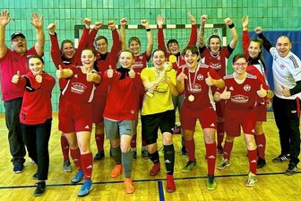 Nach Sieg mit Ansage: Pokal bleibt in Zwickau - Zum Jahresabschluss ein Turniersieg: Da war die Freude bei den Spielerinnen des DFC Westsachsen Zwickau natürlich groß.