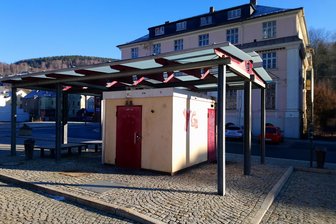 Nach Silvester-Vandalismus in Klingenthal: Belohnung für Hinweise ausgesetzt - Der in der Silvesternacht durch Böller verursachte Brand im Toilettenhäuschen am Klingenthaler Marktplatz hat einen Schaden von gut 7000 Euro angerichtet.