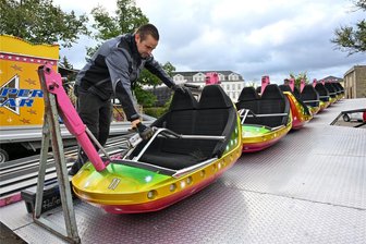 Nach Solingen: Ist das Stadtfest in Burgstädt sicher? - Am Dienstag ist mit dem Aufbau des Rummels auf dem Anger begonnen worden. Vor dem Stadtfest vom 4. bis 6. Oktober ist bereits am 3. Oktober ab 14 Uhr geöffnet, hier Christopher Wieser mit seinem Super Star.
